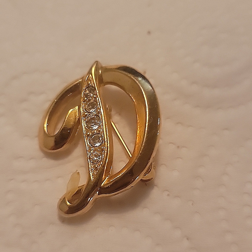 Broche  D